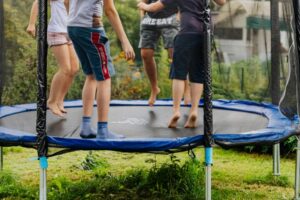 Spielmöglichkeiten im eigenen Garten schaffen – So geht’s!