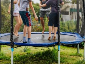 Spielmöglichkeiten im eigenen Garten schaffen – So geht’s!