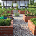 Mini-Oase: Der perfekte Garten mit Hochbeeten & Lounge-Möbeln