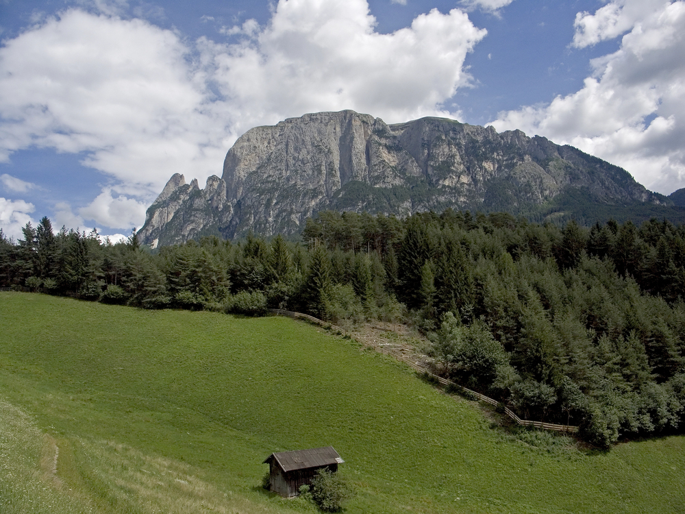 Oberhalb der Ortschaft: Lagevorteile für Wanderfreudige am Schlern