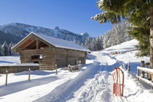 Von stillen Tälern und weiten Ausblicken: Winterliche Almwege bieten eine eigene Form der Erholung