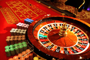 Ein Abend im Casino: Dresscode, Budget, Etikette – wie man in Österreich entspannt hingeht (ohne Touri-Fallen)
