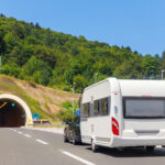 Mit dem Wohnwagen durch Österreich: Die schönsten Stellplätze in den Alpen und worauf es am Standplatz ankommt